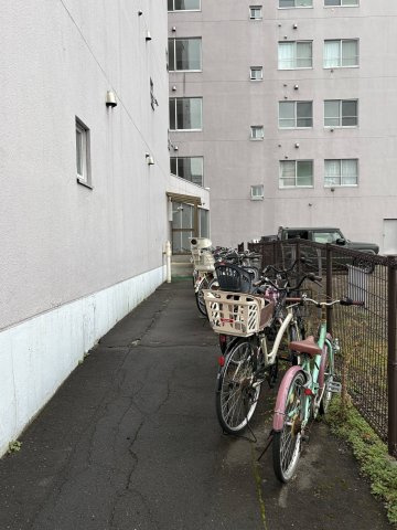 敷地内に専用の駐輪スペースを完備。通勤やお買い物に自転車を利用される方にも安心の環境です。
