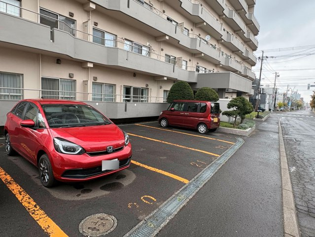 敷地内駐車場は月額4000円で利用可能。前面道路も広く、お車の出し入れがスムーズに行えます。