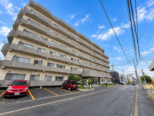 駅徒歩2分の好立地に建つ、堂々としたRC造マンション。※現地の撮影写真を基にCG加工編集済