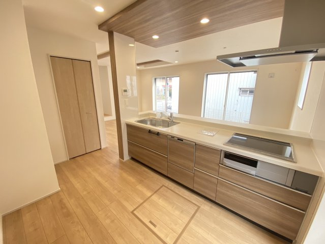 【ブルーミングガーデン】宇都宮市双葉2丁目 全1棟のキッチン|〇1号棟〇
リビングのお子様を見守りながらお料理ができる対面キッチン☆
家族の笑顔を見ながら作業ができ、安心と快適さを両立する住まいの中心になります。
※2026年10月撮影