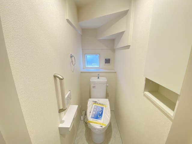 【ブルーミングガーデン】宇都宮市双葉2丁目 全1棟のトイレ|〇1号棟〇
清潔感も使いやすさもばっちり！温水洗浄機能で、トイレ時間がちょっと心地よくなります。
※2026年10月撮影