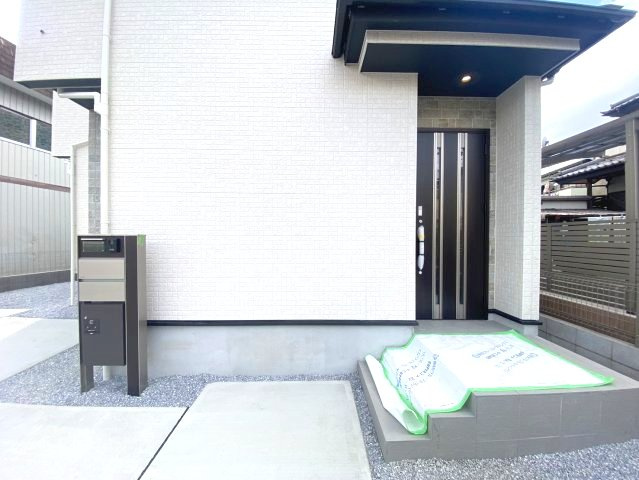 【ブルーミングガーデン】宇都宮市双葉2丁目 全1棟の玄関|〇1号棟〇
モニター付きインターホンで不審者の侵入や空き巣を抑止！
さらに宅配ボックスがあれば、対面せず荷物を受け取れるため、お子様の留守番時など防犯面で安心です♪
※2026年10月撮影
