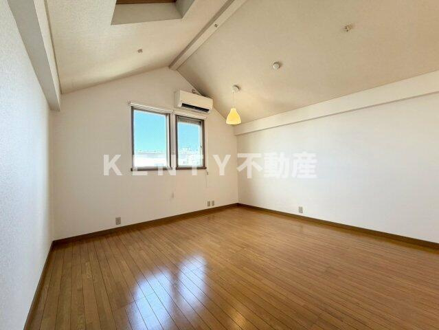 【寝室】 | 大田区仲六郷２丁目住宅 | 広くて明るい寝室
