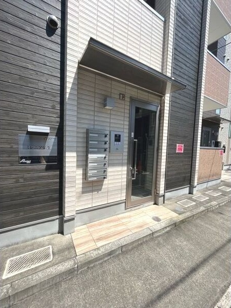 ミレニア栄生のエントランス