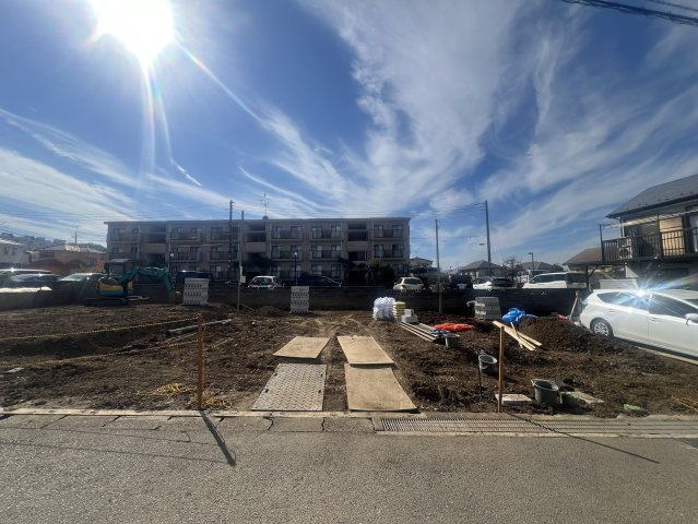 日野市南平３丁目の新築一戸建の前面道路含む現地写真