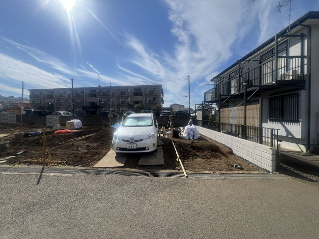 日野市南平３丁目の新築一戸建の前面道路含む現地写真