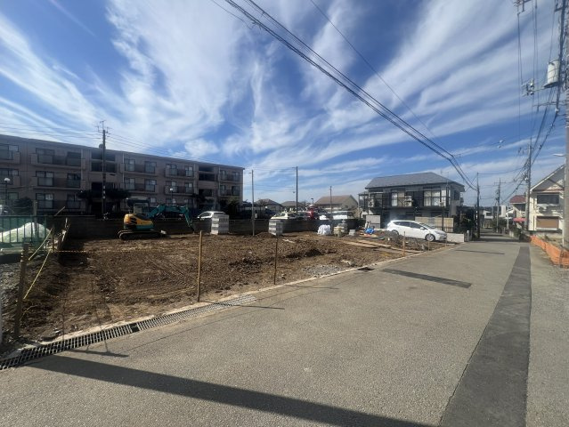 日野市南平３丁目の新築一戸建の前面道路含む現地写真