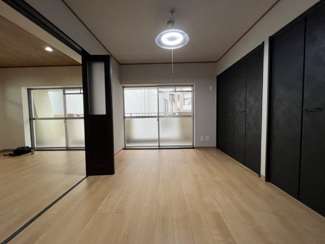 シャンピア大濠の洋室|全居室フローリング＆収納付き♪
「収納の余裕は心の余裕」というお家探しの格言もあるんですよ！
