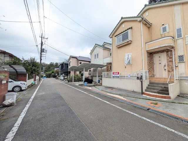 八王子市　南陽台　中古戸建ての前面道路含む現地写真|～北側6ｍ道路に面しています～