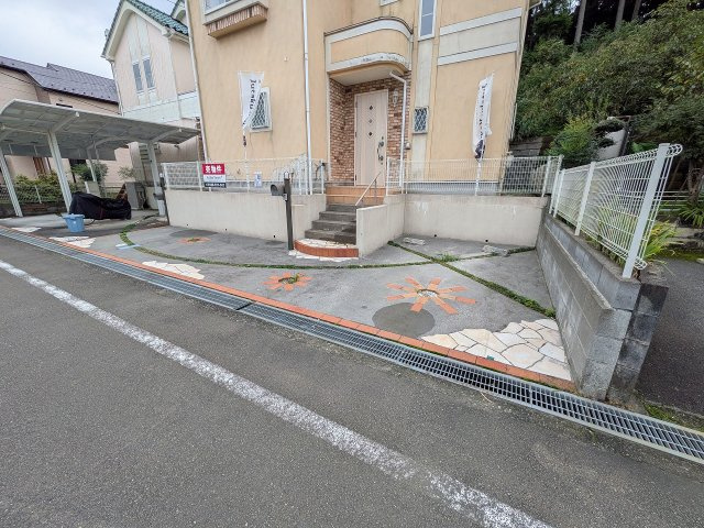 八王子市　南陽台　中古戸建ての駐車場|～L字型に2台駐車可能カースペース～