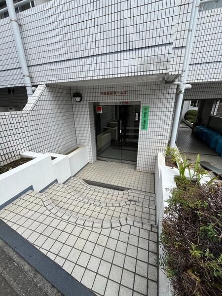千歳烏山ホームズのエントランス