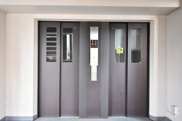 エクレール岩槻弐番館のその他共用部分|エレベーターは二基完備で忙しい朝も安心！■気になる物件は、お客様ご自身の目でお確かめ頂けます。内覧希望は、０１２０－６５５－６２０（通話無料）にお気軽にご連絡下さいませ。