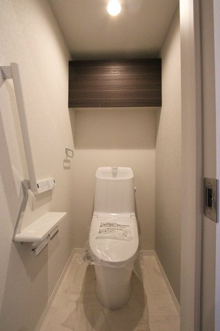 シャロムのトイレ|収納棚＋あると便利な手摺り付き