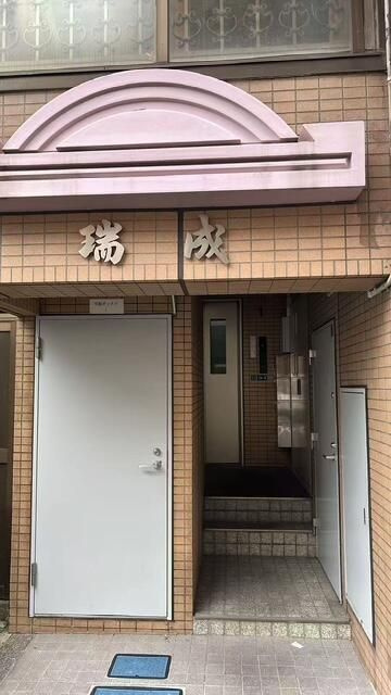 瑞成ビルのエントランス