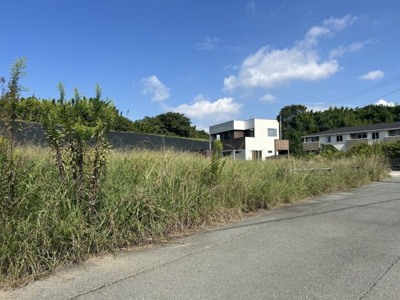【外観】 | 馬込町2丁目売地 | 青空のもと広がる約261坪の開放感あふれる敷地
