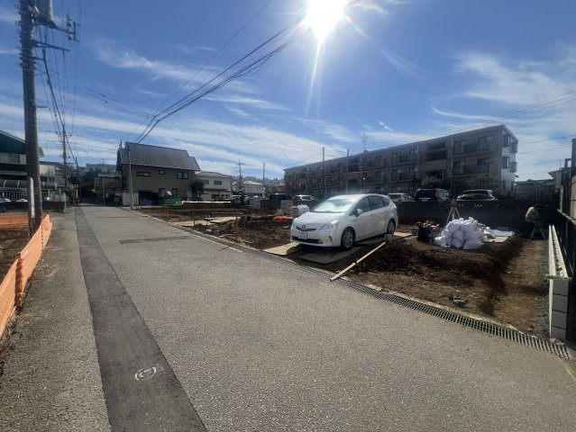 日野市南平３丁目の新築一戸建の前面道路含む現地写真