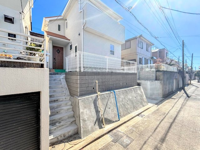 戸塚区平戸３丁目　戸建ての前面道路含む現地写真|◆前面道路も幅員があり車の運転も安心！前面道路は閑静な住宅地。車通りの少ない道路です。お子様にも安心です。