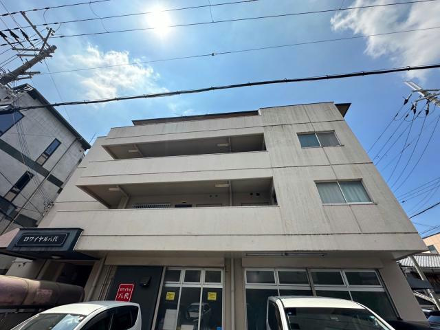 ロワイヤル八代の外観