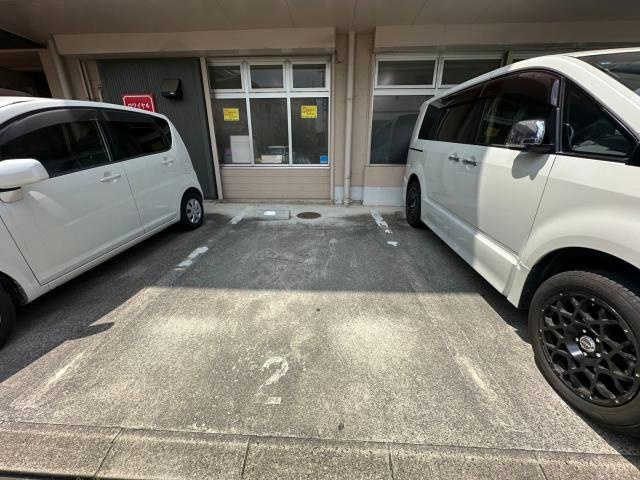 ロワイヤル八代の駐車場