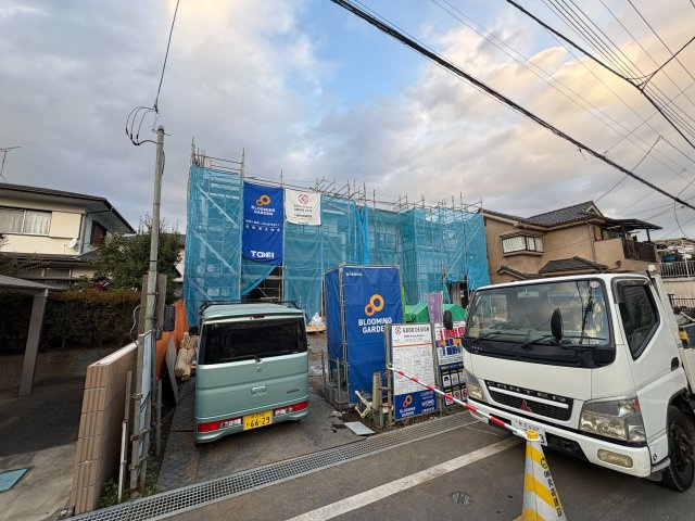 《仲介手数料半額》狭山市狭山台２丁目　全2棟　1号棟の前面道路含む現地写真