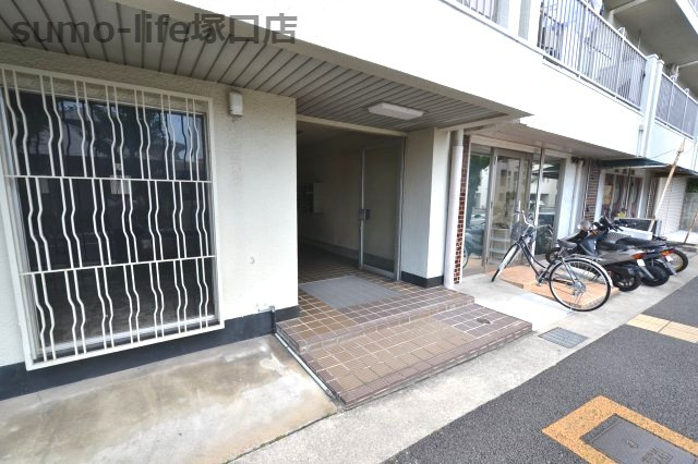 市隆ハイツ塚口のエントランス