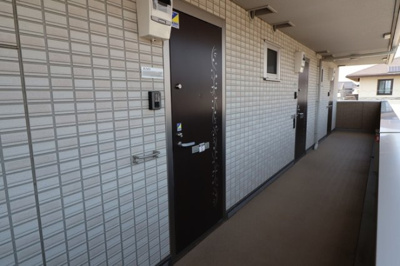 【玄関】 | Ｄ-ｒｏｏｍ思川ローズ Ｈ | 玄関ドア付近