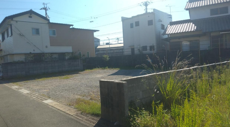 「最寄り駅まで約202ｍの好立地」高知市薊野中町　売地　建築条件無しの周辺|違う角度から見た現地の様子。隣接する建物との距離感や、敷地まわりの状況をご確認いただけます。