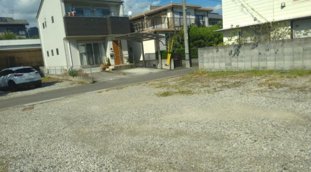 「最寄り駅まで約202ｍの好立地」高知市薊野中町　売地　建築条件無しの外観|敷地内から道路側を見た様子。玄関や駐車場の位置を考える際の参考にご覧ください。