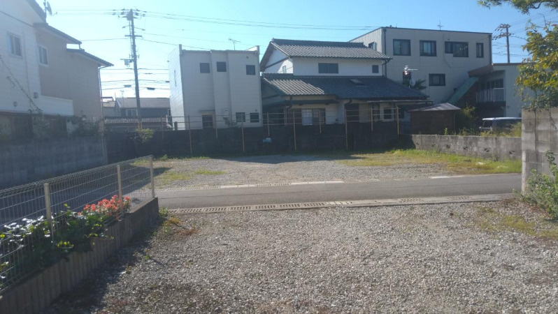 「最寄り駅まで約202ｍの好立地」高知市薊野中町　売地　建築条件無しの外観|敷地側から道路方向を撮影しました。
お車の出し入れや駐車スペースの取り方をイメージしていただけます。