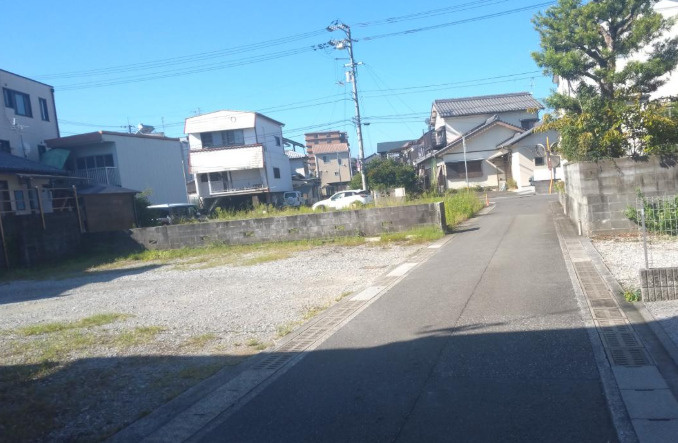「最寄り駅まで約202ｍの好立地」高知市薊野中町　売地　建築条件無しの前面道路含む現地写真|敷地に面する道路の様子。周辺の街並みや、お車でのアクセスもご確認ください。