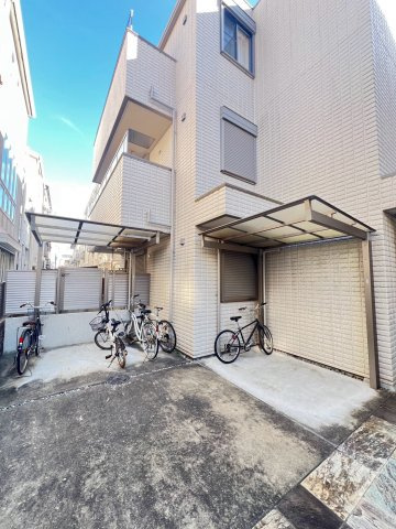 L-CUBEの駐車場