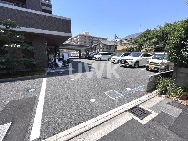 メゾンダンディの駐車場