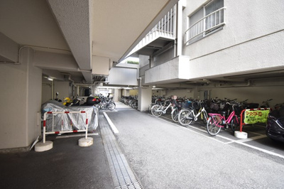 【駐輪場】 | コープ野村江坂台 | 現在ご返済中のカーローン・カードローン・教育ローンなどを住宅ローンに一本化したり、家具家電購入費用・引越し費用を住宅ローンと組み合わせるなど、お客さまにメリットの多い住宅ローンのご提案が可能です。