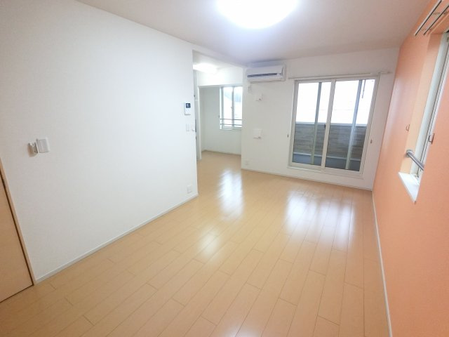 【居間・リビング】 | ※角部屋の写真です、側面の窓はございません