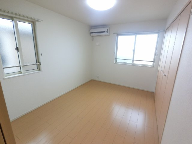 【寝室】 | ※角部屋の写真です、側面の窓はございません