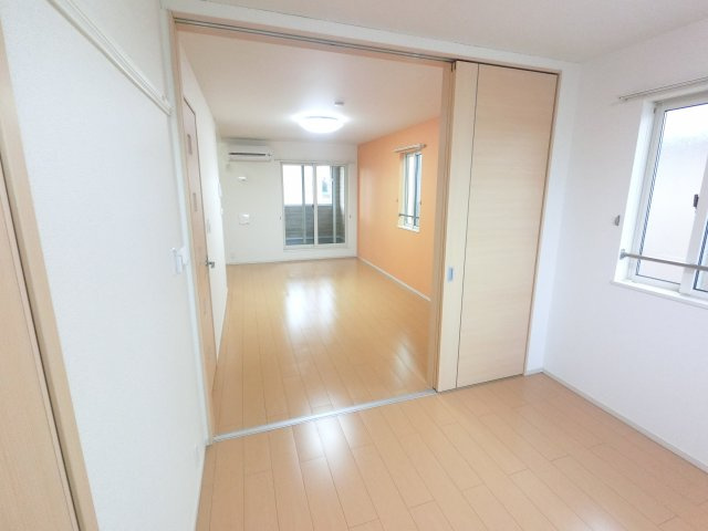 【その他】 | サンリット ガーデン　N | ※角部屋の写真です、側面の窓はございません