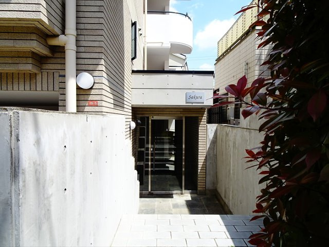 Sakuraのエントランス|落ち着いたエントランスです