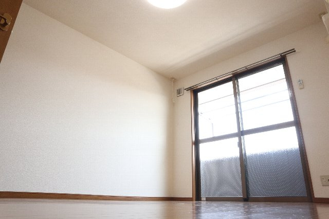 【居間・リビング】 | 竹之内ビル | こちらの居間で趣味の時間をお楽しみください