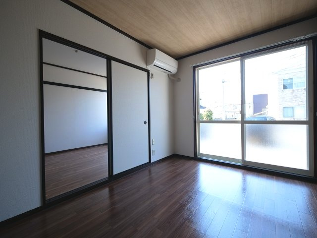 グリーンコート関の洋室