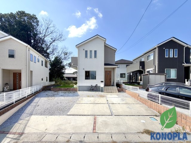 【中古戸建】北群馬郡榛東村大字新井の外観|■外観｜広々とした駐車スペースで楽々駐車可能！お買い物後もスムーズにお荷物を運べます♪