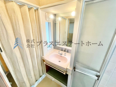 【独立洗面台】 | 長田区駒ヶ林町3丁目テラスハウス | 身支度やお風呂上がり、寝る前の準備などの際に嬉しい大きな鏡付きです♪