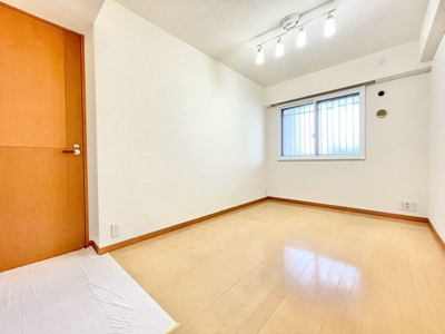【寝室】 | 豊中ヒルズ服部西町 | 現在ご返済中のカーローン・カードローン・教育ローンなどを住宅ローンに一本化したり、家具家電購入費用・引越し費用を住宅ローンと組み合わせるなど、お客さまにメリットの多い住宅ローンのご提案が可能です。