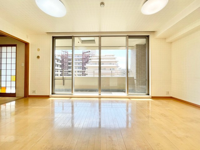 【内装】 | 豊中ヒルズ服部西町 | 現在ご返済中のカーローン・カードローン・教育ローンなどを住宅ローンに一本化したり、家具家電購入費用・引越し費用を住宅ローンと組み合わせるなど、お客さまにメリットの多い住宅ローンのご提案が可能です。