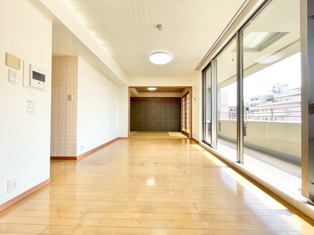 【居間・リビング】 | 豊中ヒルズ服部西町 | エイブルだけの嬉しいサービス、ご用意しております。詳細は、お気軽に当社までお問合せ下さいませ！