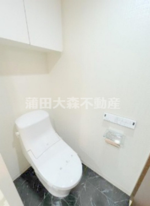 ウィリア矢口のトイレ|棚収納と温水暖房便座付きのトイレ