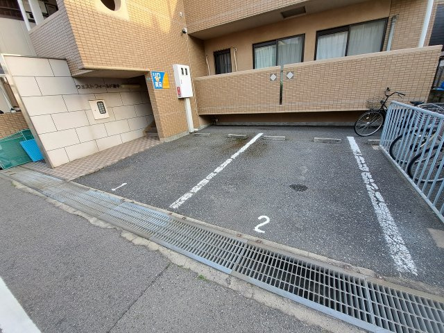 ウエストフィールド里中の駐車場
