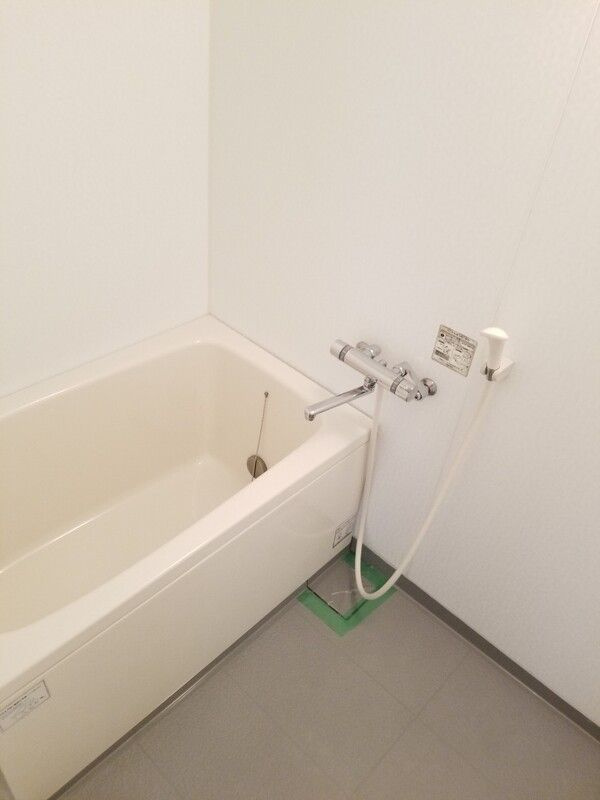 小さな庭の浴室