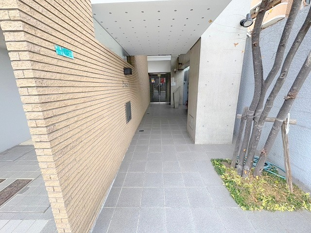 大阪市淀川区東三国５丁目の賃貸マンションのエントランス