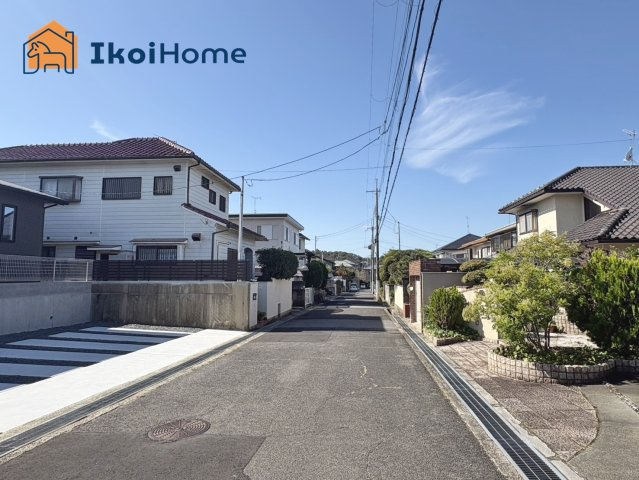 神戸市西区桜が丘中町４丁目　新築戸建の前面道路含む現地写真|【ホームページに現地動画掲載中】●年中無休：当日予約可●前面道路は両面道路で幅員約6ｍでゆったり！