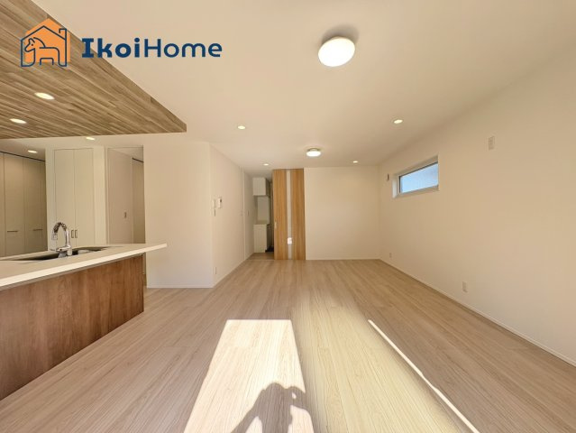 神戸市西区桜が丘中町４丁目　新築戸建の居間・リビング|【ホームページに現地動画掲載中】●年中無休：当日予約可●お洒落なダインライトのLDK19.4帖！